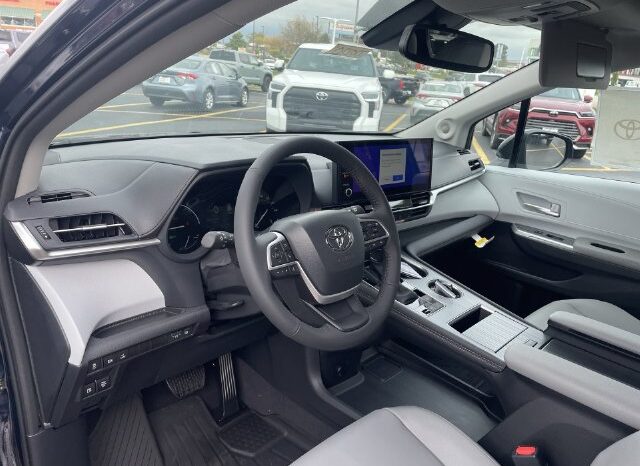 
								Toyota Sienna full									