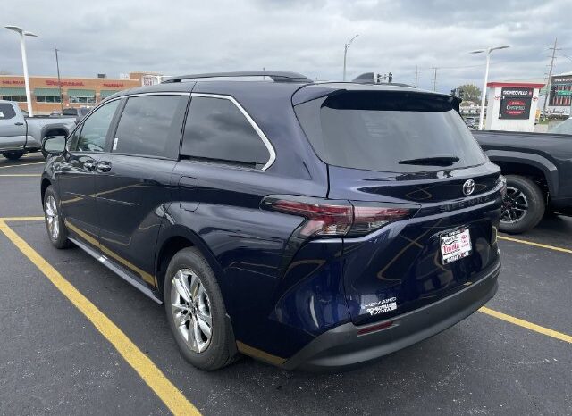
								Toyota Sienna full									