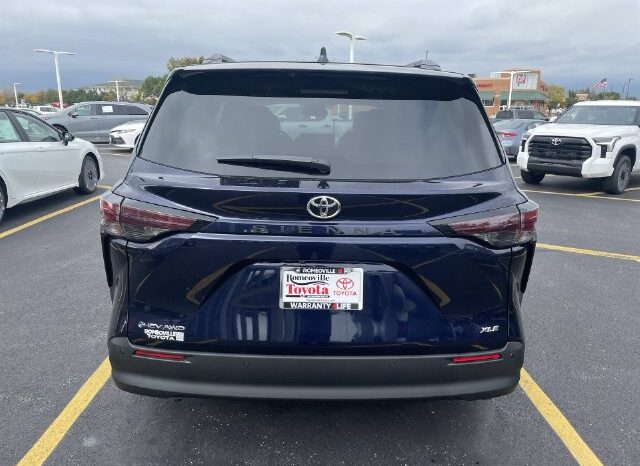 
								Toyota Sienna full									