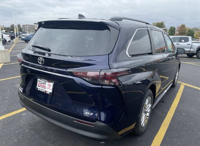 
								Toyota Sienna full									