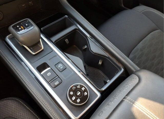 
								Nissan Pathfinder full									